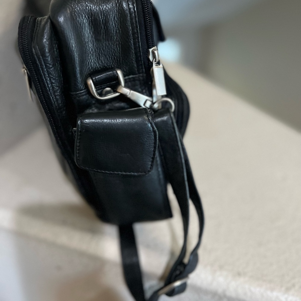 VNTG Wilson Black Leather Travel Messenger Bag Camera Bag Multiple Compartments - Picture 6 of 10